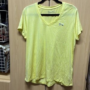 UnderArmor loose fit heatgear yellow v-neck workout shirt with silver logos. Xl